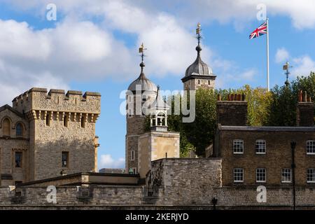 Der Tower of London, offiziell Königspalast seiner Majestät und Festung des Tower of London, ist ein historisches Schloss in London, England Stockfoto