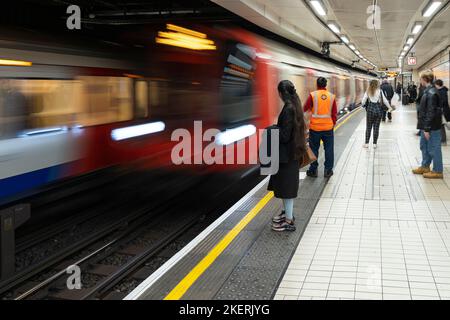 Passagiere, die auf eine U-Bahn warten, die auf der Circle Line in Victoria Station einfährt. London, England. Thema: U-Bahn-Streik, U-Bahn-Fahrer, TFL Stockfoto