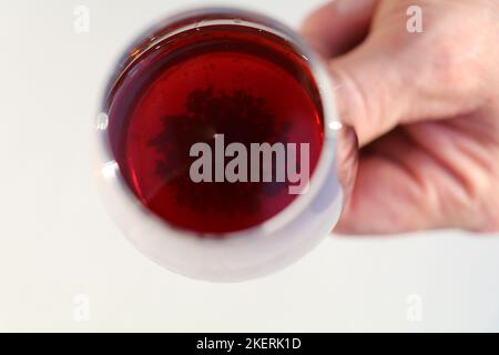 Draufsicht auf Weinsedimente in einem Glas trüben Rotwein Stockfoto