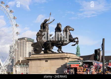 Dramatische Bronzeskulptur der keltischen Königin Boudicca & ihrer Töchter auf einem Pferdewagen, von Thomas Thornycroft. Vor Dem Parlament, London Stockfoto