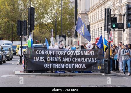 Eine Protestgruppe zur Parliament Street, London, protestiert gegen die Tory Party und den Brexit, mit einem Transparent mit der Aufschrift „korrupte Tory-Regierung...“ 9.. November 2022 Stockfoto