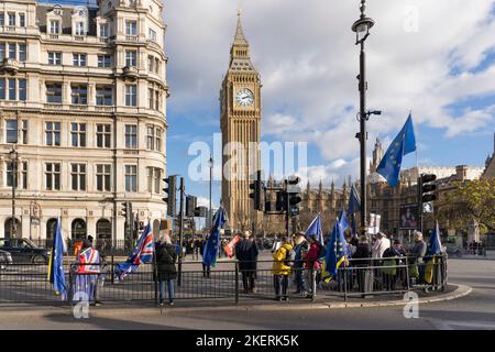 Eine Protestgruppe in der Nähe der Houses of Parliament und Big Ben, protestiert gegen die Tory-Partei und den Brexit, 9.. November 2022. London, England Stockfoto