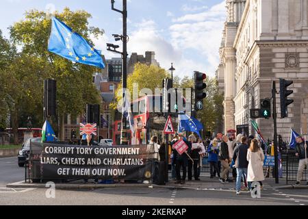 Eine Protestgruppe zur Parliament Street, London, protestiert gegen die Tory Party und den Brexit, mit einem Transparent mit der Aufschrift „korrupte Tory-Regierung...“ 9.. November 2022 Stockfoto