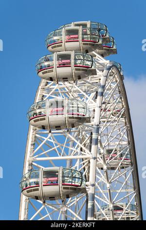 Nahaufnahme von Passagierkapseln auf dem London Eye oder Millennium Wheel, Europas größtes freischwunggebautes Beobachtungsrad und ein berühmtes Londoner Wahrzeichen. VEREINIGTES KÖNIGREICH Stockfoto