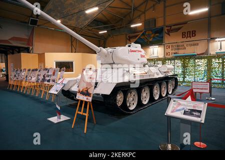 Kubinka, Region Moskau, Russland - 13. November 2022: Sowjetischer Panzer T-34 in weißer Farbe. Museum der Panzer und gepanzerten Fahrzeuge im Patriot Park Stockfoto