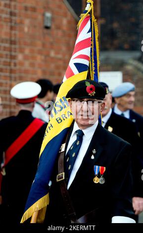 Royal British Legion Standardträger, Kenilworth Remembrance Sunday, Warwickshire, England, Großbritannien Stockfoto