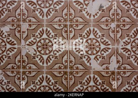 Typisch portugiesische Keramikfliesen an Gebäuden und Häusern, Tavira, Algarve, Portugal Stockfoto