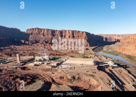 Luftaufnahme einer Kali-Mine am Colorado River in der Nähe von Moab, Utah. Der Kali wird abgebaut, indem Wasser in die unterirdische Formation eingespritzt und gepumpt wird Stockfoto