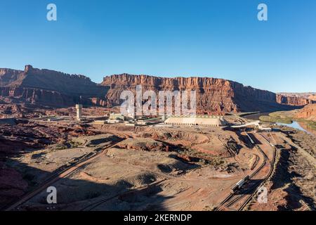 Luftaufnahme einer Kali-Mine am Colorado River in der Nähe von Moab, Utah. Der Kali wird abgebaut, indem Wasser in die unterirdische Formation eingespritzt und gepumpt wird Stockfoto