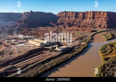 Luftaufnahme einer Kali-Mine am Colorado River in der Nähe von Moab, Utah. Der Kali wird abgebaut, indem Wasser in die unterirdische Formation eingespritzt und gepumpt wird Stockfoto