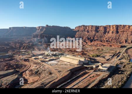 Luftaufnahme einer Kali-Mine am Colorado River in der Nähe von Moab, Utah. Der Kali wird abgebaut, indem Wasser in die unterirdische Formation eingespritzt und gepumpt wird Stockfoto