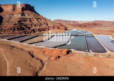 Verdunstungsteiche in einer Kali-Mine mit einer Methode zur Gewinnung von Kali in der Nähe von Moab, Utah. Stockfoto