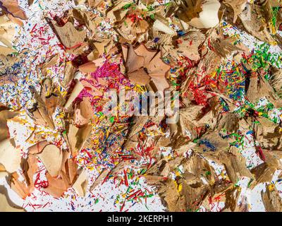 Holzspan aus dem Schärfen eines farbigen Bleistifts Stockfoto