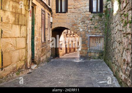 Blick auf die alte Kopfsteinpflasterstraße in Donibane, Donostia, Gipuzkoa, Baskenland, Spanien, Europa Stockfoto