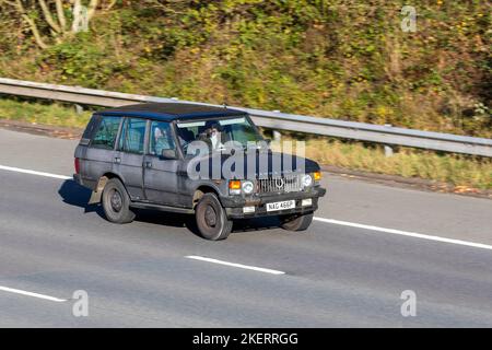 1976 70s SEVENTIES Black Land Range Rover, Ein Auto für alle ReasonsEin Auto für alle Gründe, 3528cc Benzin. Rostiger alter, verblassener britischer Geländewagen 4x4 Offroad-Klassiker, der auf der M6 Motorway, Großbritannien, unterwegs ist Stockfoto