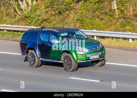 2016 Grün Schwarz ISUZU D-MAX TD EIGER DCB 2489cc 5-Gang-Schaltgetriebe, 2,5 TD Doppelkabine Pickup 4x4 4dr auf der Autobahn M6, Großbritannien Stockfoto