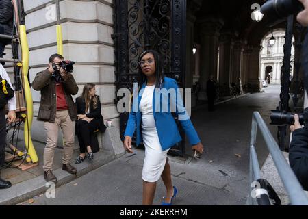 Die Abgeordnete der britischen Konservativen, Kemi Badenoch, erkundigt sich, ob sie eine Kabinettsposition in der Downing Street innehat, während Rishi Sunak seine neue Regierung bildet. Stockfoto