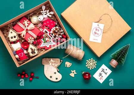 Handgemachtes Pflegepaket, saisonale Geschenkbox mit Spielzeug, Weihnachtsdekor auf dem Tisch Personalisierter umweltfreundlicher Korb für Familie, Freunde, Mädchen für Danksage, C Stockfoto