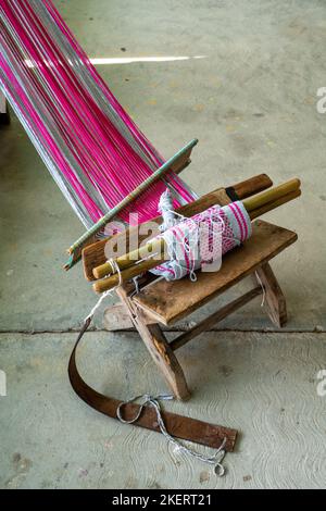 Auf einem Hocker in der Weberstadt Santo Tomas Jalieza, Mexiko, steht ein traditioneller Trageriemen. Stockfoto