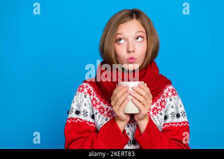 Foto von gesinnten nette Dame tragen gemütliche Kleidung Look up leeren Raum Angebot Rabatt heiße Getränke auf blauem Hintergrund isoliert Stockfoto