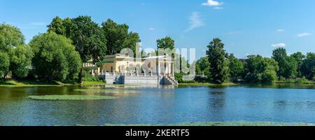 Peterhof, Panoramablick auf den Zarizyn-Pavillon von der Brücke zwischen den Zarizyn- und Olga-Inseln Stockfoto