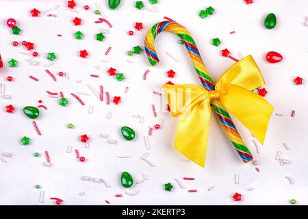 Weihnachtshintergrund mit bunten Bonbons, Lollipop-Stock auf weißem Hintergrund, Nahaufnahme Stockfoto