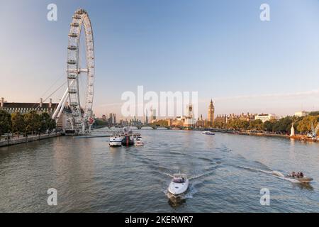 Panorama von London mit Boot auf der Themse gegen Big Ben, England, Großbritannien Stockfoto