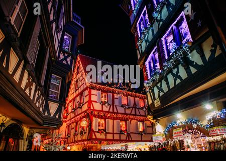 COLMAR, FRANKREICH - Dezember 2016 - Weihnachtsmarkt im französischen Elsass schöne Beleuchtung an mittelalterlichen Fachwerkhäusern Stockfoto