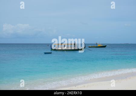 Ein Dhoni ist ein traditionelles Mehrzweck-Segelschiff mit Motor- oder Lateen-Segeln, das auf den Malediven, Südindien und Sri Lanka eingesetzt wird. Stockfoto