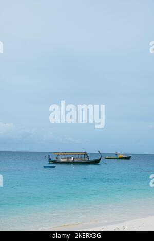 Ein Dhoni ist ein traditionelles Mehrzweck-Segelschiff mit Motor- oder Lateen-Segeln, das auf den Malediven, Südindien und Sri Lanka eingesetzt wird. Stockfoto