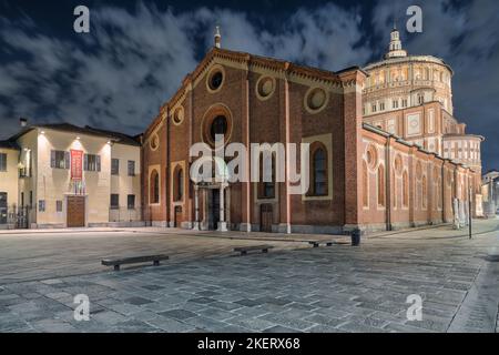 Mailand Stadt bei Nacht. Basilika Santa Maria delle Grazie berühmt für Leonardo da Vinci Meisterwerk "das letzte Abendmahl" und links das Museo Stockfoto