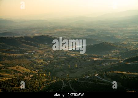 Blick auf die Landschaft von Zentralgriechenland vom Olymp-Massiv bei Sonnenuntergang Stockfoto