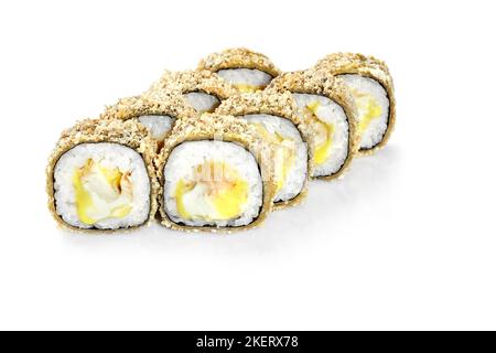 Warme Tempura-Sushi-Brötchen in Panko-Paniermehl mit Huhn und Käse Stockfoto