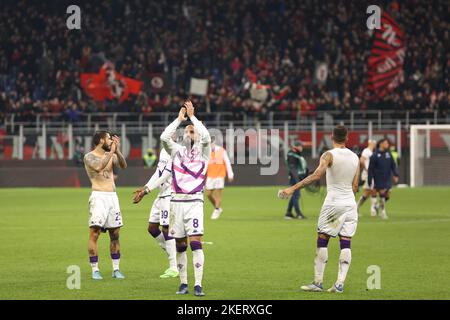 Mailand, Italien. 13.. November 2022. Italien, Mailand, 13 2022. november: Riccardo Saponara (Mittelfeldspieler Fiorentina) begrüßt die Fans am Ende des Fußballspiels AC MILAN vs FIORENTINA, Serie A Tim 2022-2023 day15 San Siro Stadion (Bildquelle: © Fabrizio Andrea Bertani/Pacific Press via ZUMA Press Wire) Stockfoto