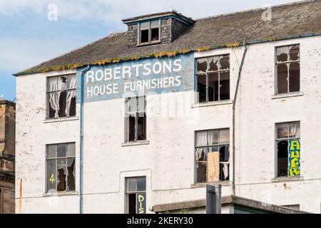 Bildunterschrift: Juli 2022 Foto der hinteren Höhe des Willison House, des alten Robertsons Möbelhauses in der Barrack Street, Dundee. Das Gebäude wurde am 12. November Opfer eines vorsätzlichen Feuers, den die Polizei als „einen leichtsinnigen und gefährlichen Akt der Feueraufbringung“ bezeichnet hat. Das denkmalgeschützte Gebäude der Art déco-Kategorie B wurde 2011 als Möbelgeschäft geschlossen und war seitdem halb verkommen; es befand sich im Risikoregister für Schottland. Stockfoto