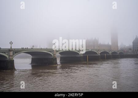 London, Großbritannien. 14. November 2022. Die Houses of Parliament und der Palast von Westminster sind in Morgennebel gehüllt, da das Met Office gelbe Wetterwarnungen für Nebel mit Flugausfällen und Transportstörungen für Bus und Bahn in London und Südost-England ausgibt.Quelle: amer ghazzal/Alamy Live News Stockfoto