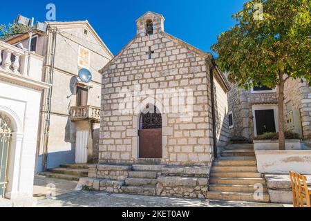 Alte romantische Straße in der Stadt Omisalj, Insel Krk in Kroatien Stockfoto