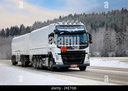 Weißer Volvo FM-Tankwagen T. Rusi Oy transportiert Dieselkraftstoff, ADR 30-1202, an einem Winternachmittag auf der Autobahn 52. Salo, Finnland. 27. Dezember 2021. Stockfoto