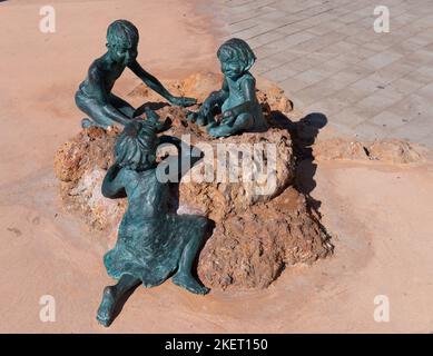 Statue von drei Kindern auf der schönen Cami de Ronda Küste Spaziergang östlich von Salou Costa Dorada Katalonien Spanien Stockfoto