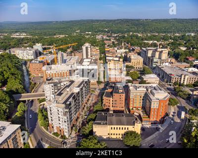 26 2022. Juni, Sommerflugbild am frühen Morgen der Umgebung der Stadt Ithaca, NY, USA Stockfoto