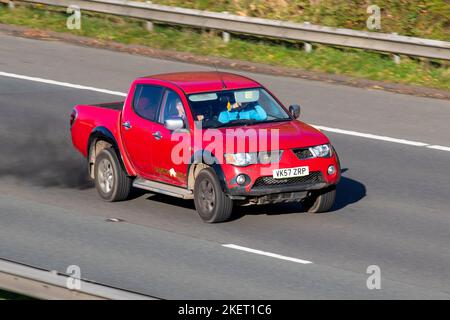 2007 Red MITSUBISHI L200 4WD SHR 4life DCB 2477cc 5 Speed manueller Pick-up-Truck, der schwarzen Abgas-Rauch ausgibt, Dieselpartikel von beschädigten Motoren, die auf der M61 Motorway UK unterwegs sind Stockfoto