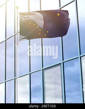 Flagge des Staates Alaska auf einem Fahnenmast Stockfoto