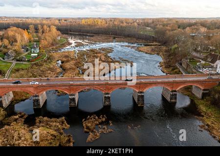 Venta Rapid Wasserfall, der breiteste Wasserfall in Europa und eine lange Ziegelbrücke, Kuldiga, Lettland Stockfoto