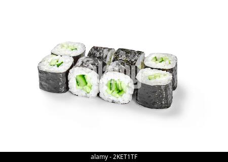 Vegetarische Maki-Brötchen mit frischen Gurken und Reis in Nori verpackt Stockfoto