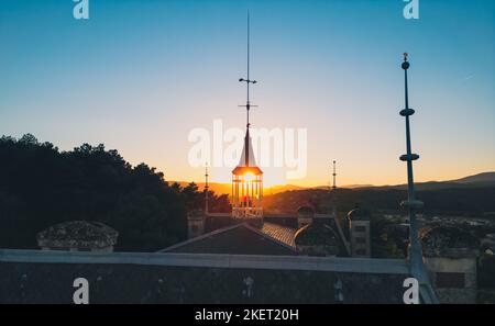 Wetterfahne auf dem Dach des Schlosses bei Sonnenuntergang Stockfoto