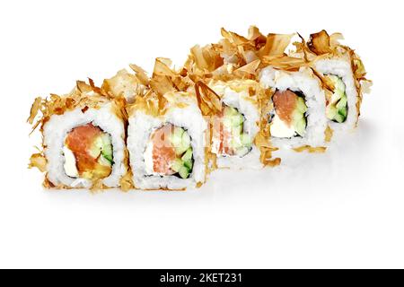 Sushi-Rollen in Katsuobushi-Savins mit geräuchertem Lachs, Gurken und Frischkäse Stockfoto