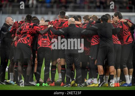 Die Mailänder Spieler huddeln während des Fußballspiels der Serie A zwischen dem AC Mailand und dem AFC Fiorentina im San Siro-Stadion in Mailand (Italien) am 13.. November 2022. Stockfoto