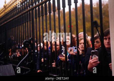 Touristen fotografieren die Wachablösung auf dem Vorplatz des Buckingham Palace im Zentrum von London. Bilddatum: Montag, 14. November 2022. Stockfoto