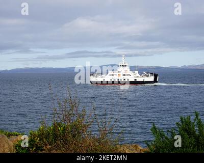 Die Caledonian MacBrayne Fähre, Catriona, verlässt Loch Ranza im Dorf Lochranza, Isle of Arran, Schottland, Großbritannien. Stockfoto