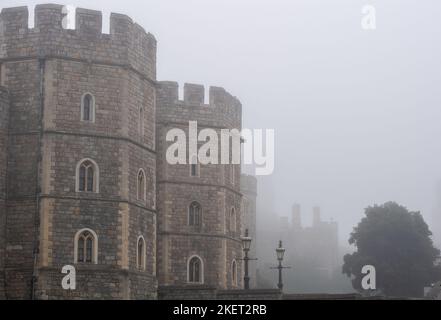 Windsor, Großbritannien. 14.. November 2022. Ein nebeliges Schloss Windsor zum Geburtstag von König Charles. Nach einem schönen, sonnigen Tag gestern war es ein nebliger Morgen in Windsor, in der Grafschaft. Bis heute Morgen um 10am Uhr gab das Met Office eine gelbe Wetterwarnung für Nebel aus. Quelle: Maureen McLean/Alamy Live News Stockfoto